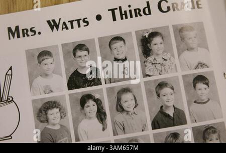 16 agosto 2005 - Stati Uniti - KKRT LA NOTIZIA degli Stati Uniti È BLOCCATA: CMP-NEWTEACHER FOTO KRT DI DAVID STEPHENSON/LEXINGTON HEARLD-LEADER (19 agosto) Megan Giles è raffigurata, in fondo alla fila, nell'annuario del 1991-92 della Garden Springs Elementary a Lexington, Kentucky, il 16 agosto 2005. Giles era uno studente della scuola e ora insegna lì. (gsb) 2005 (diversità) (immagine di credito: © David Stephenson/mct/ZUMAPRESS.com) Foto Stock
