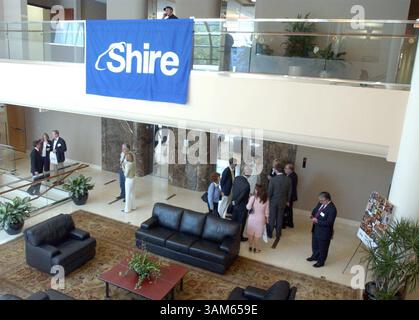 15 agosto 2005 - Stati Uniti - KRT US NEWS STORY SLUGGED: MED-PHARMA KRT PHOTOGRAPH BY ROSE HOWETER/PHILADELPHIA INQUIRER (agosto 29) i visitatori hanno visitato la sede centrale statunitense della Shirte a Wayne, Pennsylvania, il giorno di apertura, il 19 maggio. Quasi 500 lavori in questa struttura di 220 000 metri quadrati. (lde) 2005 (immagine di credito: © Philadelphia Inquirer/mct/ZUMAPRESS.com) Foto Stock