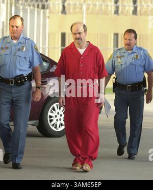 19 agosto 2005 - Stati Uniti - KRT LA NOTIZIA degli Stati Uniti È BLOCCATA: BTK KRT FOTO DI JEFF TUTTLE/WICHITA EAGLE/POOL (19 agosto) EL DORADO, KS -- il serial killer condannato Dennis Rader è scortato da deputati nella struttura correttiva di El Dorado, Kansas, venerdì 19 agosto 2005. Confessò 10 omicidi noti agli omicidi del BTK e fu condannato all'ergastolo per ogni caso. (gsb) 2005 (immagine di credito: © Jeff Tuttle/mct/ZUMAPRESS.com) Foto Stock