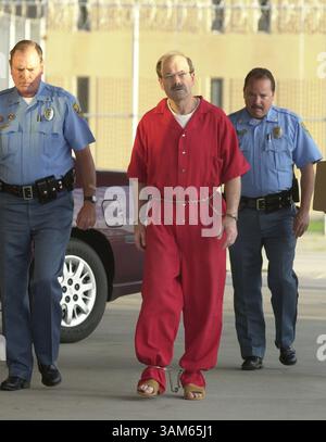 19 agosto 2005 - Stati Uniti - KRT LA NOTIZIA degli Stati Uniti È BLOCCATA: BTK KRT FOTO DI JEFF TUTTLE/WICHITA EAGLE/POOL (19 agosto) EL DORADO, KS -- il serial killer condannato Dennis Rader è scortato da deputati nella struttura correttiva di El Dorado, Kansas, venerdì 19 agosto 2005. Confessò 10 omicidi noti agli omicidi del BTK e fu condannato all'ergastolo per ogni caso. (gsb) 2005 (immagine di credito: © Jeff Tuttle/mct/ZUMAPRESS.com) Foto Stock