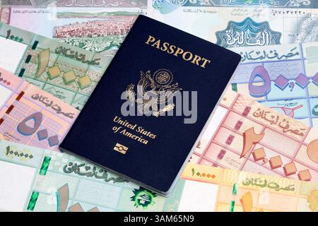 Passaporto americano su un denaro libanese - Sterlina Foto Stock