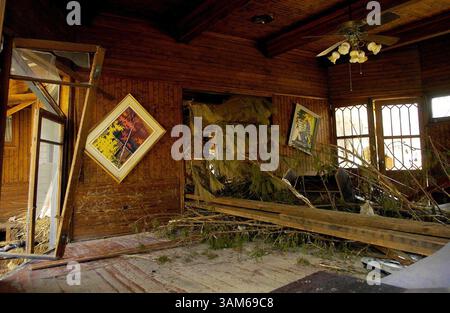 6 settembre 2005 - Stati Uniti - KRT LA NOTIZIA degli Stati Uniti È BLOCCATA: WEA-KATRINA-BUNGALOWS KRT FOTOGRAFIA DI JOHN SMIERCIAK/CHICAGO TRIBUNE (11 settembre) OCEAN SPRINGS, MS -- l'opera d'arte è ancora appesa sulle pareti di pino corrotto della Charnley House a Ocean Springs, Mississippi -- una delle quattro case di Louis Sullivan/Frank Lloyd Wright distrutte dall'uragano Katrina. (cdm) 2005 (immagine di credito: © John Smierciak/mct/ZUMAPRESS.com) Foto Stock