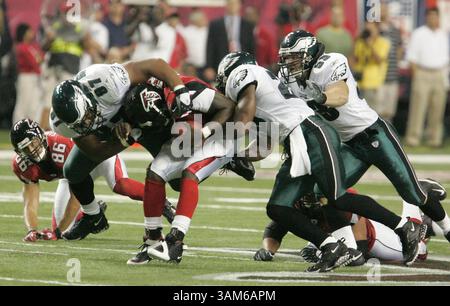 12 settembre 2005 - U.S. - KRT SPORTS STORY SLUGGED: FBN-EAGLES-FALCONS KRT PHOTOGRAPH DI JERRY LODRIGUSS/PHILADELPHIA INQUIRER (12 settembre) ATLANTA, GA - il quarterback dei Falcons Michael Vick viene licenziato da Darwin Walker nel secondo quarto della loro partita al Georgia Dome di Atlanta, Georgia, lunedì 12 settembre 2005. (Mvw) 2005 (immagine di credito: © Jerry Lodriguss/mct/ZUMAPRESS.com) Foto Stock