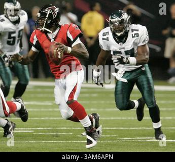 12 settembre 2005 - U.S. - KRT SPORTS STORY SLUGGED: FBN-EAGLES-FALCONS KRT PHOTOGRAPH DI JERRY LODRIGUSS/PHILADELPHIA INQUIRER (12 settembre) ATLANTA, GA - Michael Vick dei Falcons si allontana da Keith Adams degli Eagles nel primo quarto della loro partita al Georgia Dome di Atlanta, Georgia, lunedì 12 settembre 2005. (Mvw) 2005 (immagine di credito: © Jerry Lodriguss/mct/ZUMAPRESS.com) Foto Stock