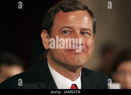 12 settembre 2005 - Stati Uniti - KRT LA NOTIZIA americana È BLOCCATA: SCOTUS-ROBERTS FOTO KRT DI CHUCK KENNEDY/KRT (12 settembre) WASHINGTON, DC -- John Roberts, candidato alla Corte Suprema degli Stati Uniti, ascolta le dichiarazioni dei membri del Comitato giudiziario del Senato mentre inizia le sue audizioni di conferma lunedì 12 settembre 2005. (gsb) 2005 (immagine di credito: © Chuck Kennedy/mct/ZUMAPRESS.com) Foto Stock