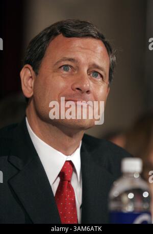 12 settembre 2005 - Stati Uniti - KRT LA NOTIZIA americana È BLOCCATA: SCOTUS-ROBERTS FOTO KRT DI CHUCK KENNEDY/KRT (12 settembre) WASHINGTON, DC -- John Roberts, candidato alla Corte Suprema degli Stati Uniti, ascolta le dichiarazioni dei membri del Comitato giudiziario del Senato mentre inizia le sue audizioni di conferma lunedì 12 settembre 2005. (gsb) 2005 (immagine di credito: © Chuck Kennedy/mct/ZUMAPRESS.com) Foto Stock