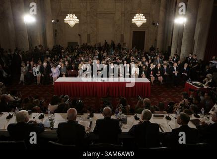12 settembre 2005 - Stati Uniti - KRT LA NOTIZIA degli Stati Uniti È SFUGGITA: SCOTUS-ROBERTS FOTO KRT DI CHUCK KENNEDY/KRT/POOL (12 settembre) WASHINGTON, DC -- John Roberts, candidato alla Corte Suprema degli Stati Uniti, prende posto davanti al Comitato giudiziario del Senato mentre inizia le sue audizioni di conferma lunedì 12 settembre 2005. (gsb) 2005 (immagine di credito: © Chuck Kennedy/mct/ZUMAPRESS.com) Foto Stock