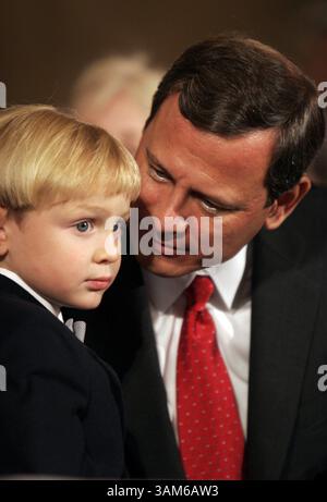 12 settembre 2005 - Stati Uniti - KRT LA NOTIZIA degli Stati Uniti È SFUGGITA: SCOTUS-ROBERTS FOTO KRT DI CHUCK KENNEDY/KRT (12 settembre) WASHINGTON, DC -- John Roberts, candidato alla Corte Suprema degli Stati Uniti, parla con suo figlio Jack mentre arriva per le sue audizioni di conferma lunedì 12 settembre 2005. (gsb) 2005 (immagine di credito: © Chuck Kennedy/mct/ZUMAPRESS.com) Foto Stock