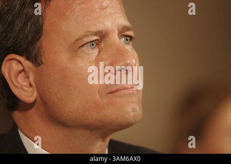 12 settembre 2005 - Stati Uniti - KRT LA NOTIZIA americana È BLOCCATA: SCOTUS-ROBERTS FOTO KRT DI CHUCK KENNEDY/KRT (12 settembre) WASHINGTON, DC -- John Roberts, candidato alla Corte Suprema degli Stati Uniti, ascolta le dichiarazioni dei membri del Comitato giudiziario del Senato mentre inizia le sue audizioni di conferma lunedì 12 settembre 2005. (gsb) 2005 (immagine di credito: © Chuck Kennedy/mct/ZUMAPRESS.com) Foto Stock