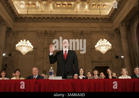 12 settembre 2005 - Stati Uniti - KRT LA NOTIZIA degli Stati Uniti È BLOCCATA: SCOTUS-ROBERTS FOTO KRT DI CHUCK KENNEDY/KRT (12 settembre) WASHINGTON, DC -- John Roberts, candidato alla Corte Suprema degli Stati Uniti, ha giurato davanti al Comitato giudiziario del Senato mentre inizia le sue audizioni di conferma lunedì 12 settembre 2005. (gsb) 2005 (immagine di credito: © Chuck Kennedy/mct/ZUMAPRESS.com) Foto Stock