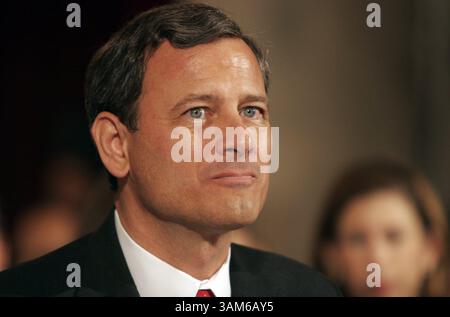 12 settembre 2005 - Stati Uniti - KRT LA NOTIZIA degli Stati Uniti È SFUGGITA: SCOTUS-ROBERTS FOTO del KRT DI CHUCK KENNEDY/KRT (12 settembre) WASHINGTON, DC -- John Roberts, candidato alla Corte Suprema degli Stati Uniti, si siede davanti al Comitato giudiziario del Senato per iniziare le sue audizioni di conferma lunedì 12 settembre 2005. (gsb) 2005 (immagine di credito: © Chuck Kennedy/mct/ZUMAPRESS.com) Foto Stock