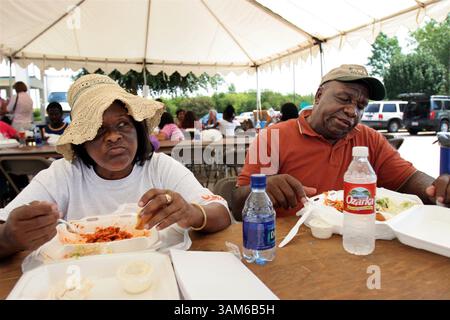 19 agosto 2005 - Stati Uniti - NO MAGS, NO SALES -- KRT US NEWS STORY SLUGGED: WEA-KATRINA-SMALLTOWN KRT FOTOGRAFIA DI MILTON HINNANT/DALLAS MORNING NEWS (17 settembre) TERRELL, TX -- Mary Warren e suo marito, Angus, di East New Orleans pranzano al LaQuinta Inn di Terrell, Texas, giovedì 8 settembre 2005. Erano tra le numerose famiglie della zona di New Orleans aiutate dai residenti di questa piccola città. (cdm) 2005 (immagine di credito: © Milton Hinnant/mct/ZUMAPRESS.com) Foto Stock