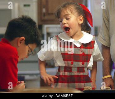 10 agosto 2005 - Stati Uniti - KRT US NEWS STORY SLUGGED: MED-MICROBABY KRT PHOTOGRAPH BY CARL JUSTE/MIAMI HERALD (SOUTH FLORIDA SUN-SENTINEL AND ORLANDO SENTINEL OUT) (19 settembre) Hanna (destra), 5, prende in giro suo fratello Tyler, 7 anni, mentre fa i compiti. Hanna è nata prematura intorno a una sterlina quando sua madre Rosa Fuller, una paziente oncologica, le ha dato alla luce, dopo aver temuto che Hanna potesse contrarre la malattia o essere handicappata. (cdm) 2005 (diversità) (immagine di credito: © Carl Juste/mct/ZUMAPRESS.com) Foto Stock