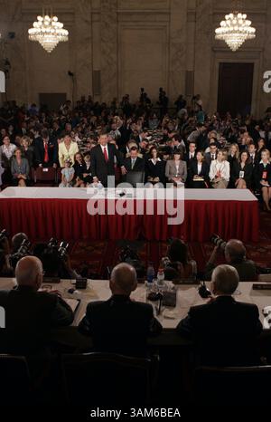 12 settembre 2005 - Stati Uniti - KRT LA NOTIZIA degli Stati Uniti È SFUGGITA: SCOTUS-ROBERTS FOTO KRT DI CHUCK KENNEDY/KRT/POOL (12 settembre) WASHINGTON, DC -- John Roberts, candidato alla Corte Suprema degli Stati Uniti, prende posto davanti al Comitato giudiziario del Senato mentre inizia le sue audizioni di conferma lunedì 12 settembre 2005. (gsb) 2005 (immagine di credito: © Chuck Kennedy/mct/ZUMAPRESS.com) Foto Stock