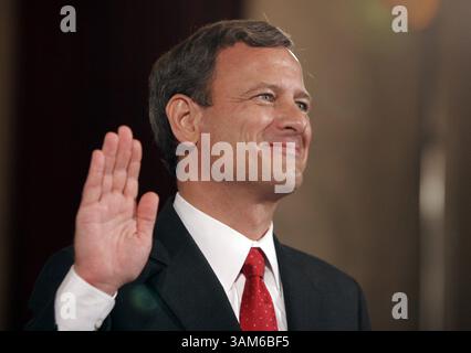 12 settembre 2005 - Stati Uniti - KRT LA NOTIZIA degli Stati Uniti È BLOCCATA: SCOTUS-ROBERTS FOTO KRT DI CHUCK KENNEDY/KRT (12 settembre) WASHINGTON, DC -- John Roberts, candidato alla Corte Suprema degli Stati Uniti, ha giurato davanti al Comitato giudiziario del Senato mentre inizia le sue audizioni di conferma lunedì 12 settembre 2005. (gsb) 2005 (immagine di credito: © Chuck Kennedy/mct/ZUMAPRESS.com) Foto Stock
