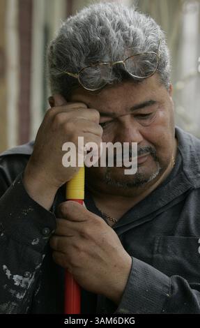 26 settembre 2005 - Stati Uniti - NO MAGS, NO SALES -- KRT US NEWS STORY SLUGGED: WEA-RITA KRT PHOTOGRAPH BY BRAD LOPER/DALLAS MORNING NEWS (settembre 26) NEW ORLEANS, LOUISIANA -- Armando vado riposa mentre pulisce la sua veranda lunedì 26 settembre 2005 nel quartiere di Algeri di New Orleans. Il signor Armando fu in grado di tornare brevemente dopo l'uragano Katrina, ma dovette tornare a Houston dove lui e la sua famiglia soggiornavano per l'uragano Rita. (Mvw) 2005 (immagine di credito: © Brad Loper/mct/ZUMAPRESS.com) Foto Stock