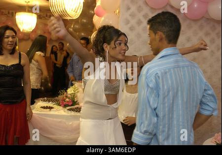 7 agosto 2005 - Stati Uniti - KRT US NEWS STORY SLUGGED: USBRAZIL-TOWN KRT PHOTOGRAPH DI AKIRA SUWA/PHILADELPHIA INQUIRER (19 ottobre) Cindia abbraccia il suo fidanzato Deivisson alla sua festa di compleanno in una pizza shop a Riverside, New Jersey. Cindia fa parte di un piccolo ma crescente gruppo di brasiliani nel sistema scolastico locale. (lde) 2005 (diversità) (immagine di credito: © Akira Suwa/mct/ZUMAPRESS.com) Foto Stock