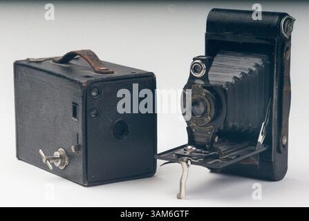 14 ottobre 2005 - Stati Uniti - NIENTE MAGS, NESSUNA VENDITA --KRT BUSINESS STORY SLUGGED: CPT-KODAK KRT PHOTOGRAPHY DI GUY REYNOLDS/DALLAS MORNING NEWS (19 ottobre) le fotocamere Kodak, un Brownie No. 2, Left, e un Autographic No. 2 Folding, sono mostrate in questa fotografia non datata. Kodak ha lasciato che altre aziende prendessero un primo passo con le fotocamere digitali, che avrebbe potuto essere pioniere nello stesso modo in cui la sua fotocamera Brownie da 1 dollaro ha portato la fotografia cinematografica alle masse. (lj) 2005 (immagine di credito: © Guy Reynolds/mct/ZUMAPRESS.com) Foto Stock