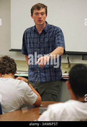 31 ottobre 2005 - Stati Uniti - KRT US NEWS STORY SLUGGED: ENV-WARMING-BIKETREK KRT PHOTOGRAPH BY KAREN T. BORCHERS/SAN JOSE MERCURY NEWS (4 novembre) David Kroodsma parla agli studenti della Los Altos High School 31 ottobre 2005, a Los Altos, California. Ha intenzione di andare in bicicletta da Palo alto all'Argentina per sensibilizzare sui cambiamenti climatici. (lj) 2005 (immagine di credito: © Karen T. Borchers/mct/ZUMAPRESS.com) Foto Stock