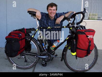 31 ottobre 2005 - Stati Uniti - KRT US NEWS STORY SLUGGED: ENV-WARMING-BIKETREK KRT PHOTOGRAPH BY KAREN T. BORCHERS/SAN JOSE MERCURY NEWS (4 novembre) David Kroodsma, fotografato il 31 ottobre 2005, a Los Altos, California, prevede di andare in bicicletta da Palo alto all'Argentina per sensibilizzare sui cambiamenti climatici. Ha visitato le scuole della Bay area per convincere gli americani a pensare di più all'anidride carbonica che si sta diffondendo nel pianeta. (lj) 2005 (immagine di credito: © Karen T. Borchers/mct/ZUMAPRESS.com) Foto Stock