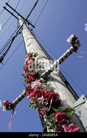 10 novembre 2005 - Stati Uniti - KRT US NEWS STORY SLUGGED: STORMS-MYTH FOTO KRT DI CHRIS OBERHOLTZ/KANSAS CITY STAR (11 novembre) Una croce coperta di fiori è appesa su un palo vicino a Violet, Louisiana, dove è stato dichiarato che sono state trovate 22 persone legate insieme, vittime dell'uragano Katrina. I funzionari dicono di non aver trovato prove dell'incidente. (gsb) 2005 (immagine di credito: © Chris Oberholtz/mct/ZUMAPRESS.com) Foto Stock