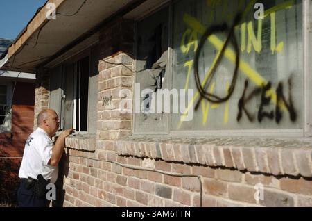 25 ottobre 2005 - Stati Uniti - il sergente della polizia di New Orleans Forrest Austin guarda nella casa dove sua madre, Winona K. Austin, è morta a causa dell'uragano Katrina nella zona di Gentilly di New Orleans, Louisiana, martedì 25 ottobre 2005. "Ho avuto una sensazione di colpa perché non l'ho presa per il braccio e trascinata fuori", afferma Austin. Dice che e' andato a casa sua il giorno in cui e' iniziato l'uragano e lei si e' rifiutata di andarsene. Il corpo di sua madre non fu recuperato fino a tre settimane dopo Katrina. (Nader Khouri/Contra Costa Times/KRT) (immagine di credito: © Nader Khouri/mct/ZUMAPRESS.com) Foto Stock