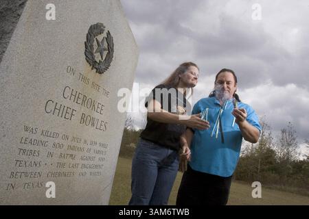 12 novembre 2005 - Stati Uniti - KRT LA NOTIZIA degli Stati Uniti SLUGGED: SACREDGROUND KRT FOTOGRAFIA DI RODGER MALLISON/FORT WORTH STAR-TELEGRAM (DALLAS OUT) (23 novembre) Eagle Douglas, Right, e sua moglie Jeena, mostrata il 12 novembre 2005, con il monumento al capo Bowles, comprò e si prese cura del sito di un massacro del 1839 nell'est del Texas dove circa 800 indiani, in cui furono uccisi da un gruppo di miliziani texani, per lo più Cherokee. (lj) 2005 (diversità) (immagine di credito: © Rodger Mallison/mct/ZUMAPRESS.com) Foto Stock