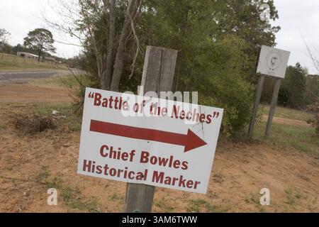 12 novembre 2005 - Stati Uniti - KRT LA NOTIZIA degli Stati Uniti È BLOCCATA: SACREDGROUND KRT FOTOGRAFIA DI RODGER MALLISON/FORT WORTH STAR-TELEGRAM (DALLAS OUT) (23 novembre) Un cartello indica la direzione del marcatore storico del capo Bowles. Eagle Douglas e sua moglie Jeena comprarono e si occuparono del luogo di un massacro del 1839 nel Texas orientale, dove circa 800 indiani, per lo più Cherokee, furono uccisi da un gruppo di milizie texane. (lj) 2005 (diversità) (immagine di credito: © Rodger Mallison/mct/ZUMAPRESS.com) Foto Stock