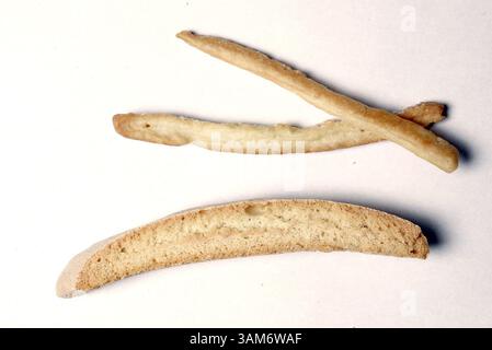 16 novembre 2005 - Stati Uniti - Jennifer Behar prepara biscotti e grissini, come mostrato, 6 novembre 2005, nella sua casa di Coral Gables, Florida. I biscotti e i grissini gourmet di Behar sono sugli scaffali di 10 mercati della Florida meridionale e di una manciata di negozi in California e Texas. (Al Diaz/Miami Herald/KRT) (immagine di credito: © al Diaz/mct/ZUMAPRESS.com) Foto Stock