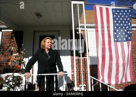 18 novembre 2005 - Stati Uniti - KRT LA NOTIZIA degli Stati Uniti SLUGGED: IMMIGRATION-LATINO KRT FOTOGRAFIA DI TARIQ ZEHAWI/THE RECORD (23 novembre) Clara Nibot, residente a Bergenfield, New Jersey e immigrata cubana, posa per la fotografia 18 novembre 2005. Nibot, presidente dell'organizzazione ispanica repubblicana della contea di Bergen, è contro l'immigrazione clandestina. (lj) 2005 (diversità) (immagine di credito: © Tariq Zehawi/mct/ZUMAPRESS.com) Foto Stock