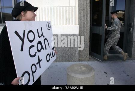 18 novembre 2005 - Stati Uniti - NO MAGS, NO SALES --KRT US NEWS STORY SLUGGED: RECRUITING KRT PHOTOGRAPH BY IRWIN THOMPSON/DALLAS MORNING NEWS (22 novembre) Sonja Arnquist, Left, of Women in Black, tiene un cartello fuori dal Marines Corps Center di Dallas, Texas, 17 novembre 2005. Le donne in Black e Grandmothers for Peace protestavano contro la legge che richiedeva alle scuole di fornire informazioni agli studenti ai reclutatori militari. (lj) 2005 (diversità) (immagine di credito: © Irwin Thompson/mct/ZUMAPRESS.com) Foto Stock