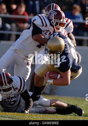 19 novembre 2005 - U.S. - KRT SPORTS STORY SLUGGED: FBC-TEMPLE-NAVY KRT FOTOGRAFIA DI DAMON J. MORITZ/US NAVY NEWS PHOTO (19 novembre) ANNAPOLIS, MD -- U.S. Naval Academy Midshipman full back Adam Ballard (22) è affrontato dal difensore di Temple Owls Justin Johnson (4) durante il primo trimestre, sabato 19 novembre 2005, al Navy-Marine Corps Memorial Stadium di Annapolis, Maryland. (lj) 2005 (immagine di credito: © Damon J. Moritz/mct/ZUMAPRESS.com) Foto Stock