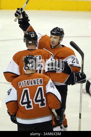 22 novembre 2005 - Stati Uniti - KRT STORIA SPORTIVA SLUGGED: HKN-LIGHTNING-FLYERS KRT FOTOGRAFIA DI LAURENCE KESTERSON/PHILADELPHIA INQUIRER (22 novembre) PHILADELPHIA, PA -- Philadelphia Flyers centro R.J. Umberger (20) celebra il suo gol con i compagni di squadra Jeff Carter (17) e Joni Pitkanen (44) nel primo periodo contro i Tampa Bay Lightning. I Flyers ospitarono The Lightning al Wachovia Center di Philadelphia, Pennsylvania, venerdì 22 novembre 2005. (cdm) 2005 (immagine di credito: © Laurence Kesterson/mct/ZUMAPRESS.com) Foto Stock