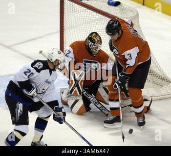 22 novembre 2005 - Stati Uniti - KRT SPORTS STORY SLUGGED: HKN-LIGHTNING-FLYERS KRT PHOTOGRAPHY DI LAURENCE KESTERSON/PHILADELPHIA INQUIRER (22 novembre) PHILADELPHIA, PA -- Philadelphia Flyers portiere Robert Esche (42) e il difensore Mike Rathje (3) si fermano al tiro in porta di Vaclav Prospal (20) del Tampa Bay Lightning nel primo periodo. I Flyers ospitarono The Lightning al Wachovia Center di Philadelphia, Pennsylvania, venerdì 22 novembre 2005. (cdm) 2005 (immagine di credito: © Laurence Kesterson/mct/ZUMAPRESS.com) Foto Stock