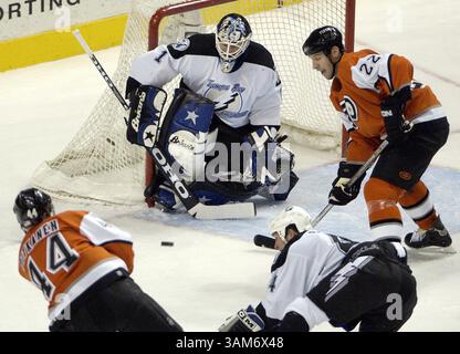 22 novembre 2005 - Stati Uniti - KRT SPORTS STORY SLUGGED: HKN-LIGHTNING-FLYERS KRT PHOTOGRAPHY DI LAURENCE KESTERSON/PHILADELPHIA INQUIRER (22 novembre) PHILADELPHIA, PA -- il portiere di Tampa Bay Lightning Dean Burke (1) ferma un colpo del difensore dei Philadelphia Flyers Joni Pitkanen (44) nel primo periodo. I Flyers ospitarono The Lightning al Wachovia Center di Philadelphia, Pennsylvania, venerdì 22 novembre 2005. (cdm) 2005 (immagine di credito: © Laurence Kesterson/mct/ZUMAPRESS.com) Foto Stock