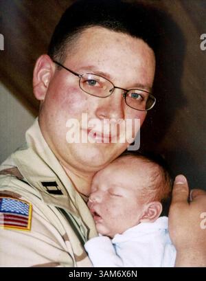 22 novembre 2005 - Stati Uniti - NIENTE MAGS, NIENTE VENDITE -- KRT NOTIZIA americana SLUGGED: WARSWOUNDS FOTO KRT DI LARA SOLT/DALLAS MORNING NEWS (8 dicembre) il capitano Michael Pelkey è mostrato in una foto di famiglia con suo figlio Benjamin, 2 anni, Pelkey si suicidò poco dopo essere stato diagnosticato un disturbo da stress post traumatico dopo aver prestato servizio in Iraq. (gsb) 2005 (immagine di credito: © Lara Solt/mct/ZUMAPRESS.com) Foto Stock