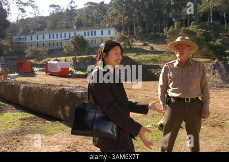 22 novembre 2005 - Stati Uniti - KRT US NEWS STORY SLUGGED: ANGELISLAND KRT PHOTOGRAPHY DI GREGORY URQUIAGA/CONTRA COSTA TIMES (4 dicembre) ANGEL ISLAND, CA -- Erika Gee e Ranger Roy McNamee parlano del lavoro che è stato fatto e deve essere fatto per ripristinare alla Angel Island Immigration Station di Angel Island, California, martedì 22 novembre 2005. Il Congresso ha approvato un disegno di legge che autorizza 15 milioni di dollari per aiutare a ripristinare la stazione. (cdm) 2005 (immagine di credito: © Gregory Urquiaga/mct/ZUMAPRESS.com) Foto Stock
