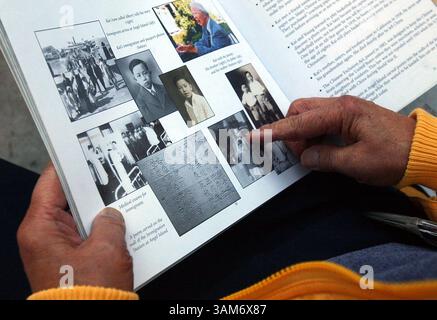 23 novembre 2005 - Stati Uniti - KRT LA NOTIZIA degli Stati Uniti È BLOCCATA: ANGELISLAND KRT FOTOGRAFIA DI JOANNA JHANDA/CONTRA COSTA TIMES (4 dicembre) ANGEL ISLAND, CA -- Albert Wong è un ex detenuto ad Angel Island, California, dove è stato trattenuto per cinque settimane nel 1934. La Angel Island Immigration Station ha recentemente ottenuto finanziamenti federali per ricostruire la stazione. (cdm) 2005 (immagine di credito: © Joanna Jhanda/mct/ZUMAPRESS.com) Foto Stock