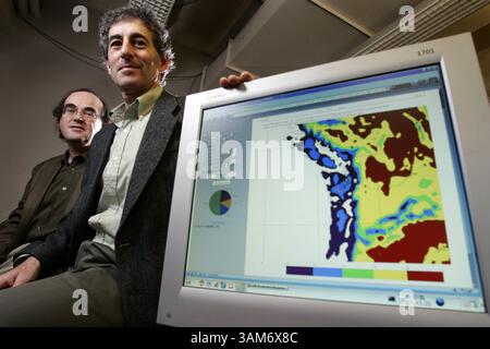 23 novembre 2005 - Stati Uniti - NIENTE MAGS, NIENTE VENDITE -- KRT NOTIZIA americana BLOCCATA: WEA-FORECASTING KRT FOTOGRAFIA DI JOHN LOK/SEATTLE TIMES (5 dicembre) Adrian Raftery, Left, e Cliff Mass, entrambi professori dell'Università di Washington, sono leader in un progetto di ricerca UW per migliorare le previsioni meteorologiche. (lde) 2005 (immagine di credito: © John Lok/mct/ZUMAPRESS.com) Foto Stock
