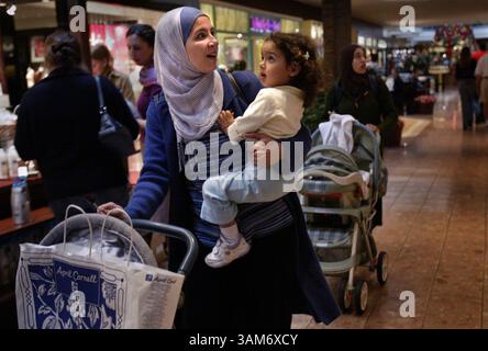 23 NOVEMBRE 2005 - STATI UNITI - KRT US NEWS STORY SLUGGED: RELIG-MUSLIM KRT PHOTOGRAPH BY ROBERT COHEN/ST. LOUIS POST-DISPACCIO (BELLEVILLE NEWS-DEMOCRAT, ALTON TELEGRAPH E EDWARDSVILLE INTELLIGENCER, MOLINE DISPATCH, ROCK ISLAND ARGUS OUT) (11 dicembre) Maysa Albarcha, con sua figlia Sara, negozi con sua cognata, Remy Javed, alla St. Louis Galleria, 23 novembre 2005. Albarcha è nata a St. Louis poco dopo che i suoi genitori sono emigrati dalla Siria a metà degli anni '1970 (lj) 2005 (diversità) (immagine di credito: © Robert Cohen/mct/ZUMAPRESS.com) Foto Stock