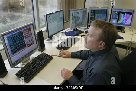 23 novembre 2005 - Stati Uniti - NO MAGS, NO SALES -- KRT US NEWS STORY SLUGGED: WEA-FORECASTING KRT PHOTOGRAPH DI STEVE RINGMAN/SEATTLE TIMES (5 dicembre) Ted Buehner, un meteorologo presso l'ufficio di Seattle del National Weather Service, monitora i dati satellitari e radar e utilizza diversi modelli di computer, tra cui il nuovo approccio sviluppato dai ricercatori dell'Università di Washington chiamato ''ensemble forecasting'' per costruire le previsioni giornaliere. (lj) 2005 (immagine di credito: © Steve Ringman/mct/ZUMAPRESS.com) Foto Stock
