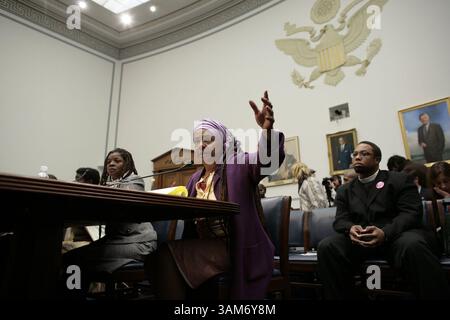 6 dicembre 2005 - Stati Uniti - KRT FOTO STAND ALONE DI CHUCK KENNEDY/KRT (6 dicembre) WASHINGTON, DC -- Mamma D testimonia davanti a un'audizione del comitato della camera degli Stati Uniti che ha sentito le vittime dell'uragano Katrina martedì 6 dicembre 2005. (gsb) 2005 (immagine di credito: © Chuck Kennedy/mct/ZUMAPRESS.com) Foto Stock