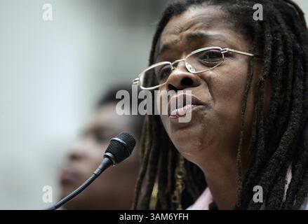 6 dicembre 2005 - Stati Uniti - KRT FOTO STAND ALONE DI CHUCK KENNEDY/KRT (6 dicembre) WASHINGTON, DC -- il residente di New Orleans Leah Hodges testimonia davanti a un'audizione del comitato della camera degli Stati Uniti che ha sentito le vittime dell'uragano Katrina martedì 6 dicembre 2005. (gsb) 2005 (immagine di credito: © Chuck Kennedy/mct/ZUMAPRESS.com) Foto Stock