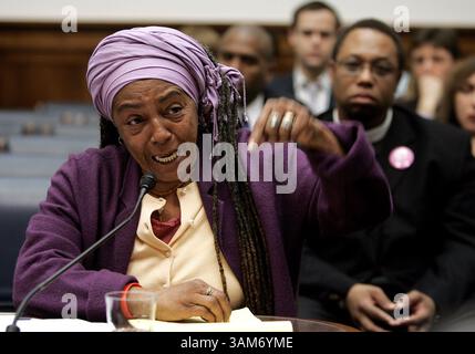 6 dicembre 2005 - Stati Uniti - KRT FOTO STAND ALONE DI CHUCK KENNEDY/KRT (6 dicembre) WASHINGTON, DC -- Mamma D testimonia davanti a un'audizione del comitato della camera degli Stati Uniti che ha sentito le vittime dell'uragano Katrina martedì 6 dicembre 2005. (gsb) 2005 (immagine di credito: © Chuck Kennedy/mct/ZUMAPRESS.com) Foto Stock