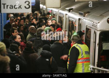 20 dicembre 2005 - Stati Uniti - i pendolari convergono sulla stazione Port Authority Trans-Hudson (PATH) alla 32nd St. Di New York City per prendere l'unico treno diretto in centro durante lo sciopero di transito della città martedì 20 dicembre 2005. . (Chris Pedota/The record/KRT) (immagine di credito: © Chris Pedota/mct/ZUMAPRESS.com) Foto Stock