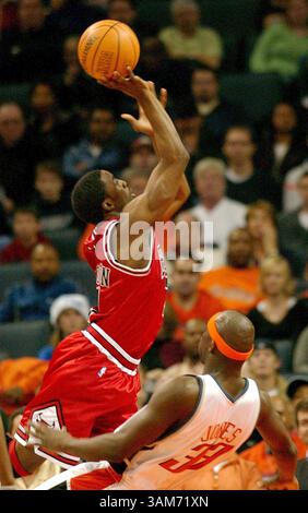 28 dicembre 2005 - Stati Uniti - Jumaine Jones di Charlotte Bobcats, a destra, segna un fallo contro Ben Gordon dei Chicago Bulls. I Bobcats sconfissero i Bulls 93-80 a Charlotte, Carolina del Nord, mercoledì 28 dicembre 2005. . (Dan Hale/Charlotte Observer/KRT) (immagine di credito: © Dan Hale/mct/ZUMAPRESS.com) Foto Stock