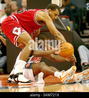 28 dicembre 2005 - Stati Uniti - Raymond Felton di Charlotte Bobcats combatte con Malik Allen dei Chicago Bulls per un pallone libero..i Bobcats sconfissero i Bulls 93-80 a Charlotte, North Carolina, mercoledì 28 dicembre 2005. . (Dan Hale/Charlotte Observer/KRT) (immagine di credito: © Dan Hale/mct/ZUMAPRESS.com) Foto Stock