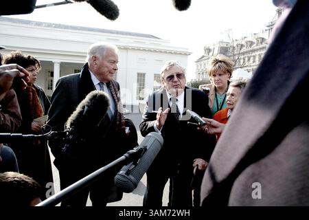 5 gennaio 2006 - Stati Uniti - l'ex Segretario di Stato Lawrence Eagleburger e Alexander Haig parlano con i giornalisti mentre lasciano la Casa Bianca a Washington, D.C., 5 gennaio 2006. Il presidente degli Stati Uniti George W. Bush ha tenuto in precedenza un incontro sulla guerra in Iraq con i segretari di stato e difesa passati e presenti. Eagleburger, parlando del leader israeliano Ariel Sharon, disse che il suo ictus "non poteva arrivare in un momento peggiore". (Chuck Kennedy/KRT) (immagine di credito: © Chuck Kennedy/mct/ZUMAPRESS.com) Foto Stock