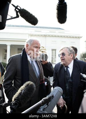 5 gennaio 2006 - Stati Uniti - l'ex Segretario di Stato Lawrence Eagleburger e Alexander Haig parlano con i giornalisti mentre lasciano la Casa Bianca a Washington, D.C., 5 gennaio 2006. Il presidente degli Stati Uniti George W. Bush ha tenuto in precedenza un incontro sulla guerra in Iraq con i segretari di stato e difesa passati e presenti. Eagleburger, parlando del leader israeliano Ariel Sharon, disse che il suo ictus "non poteva arrivare in un momento peggiore". (Chuck Kennedy/KRT) (immagine di credito: © Chuck Kennedy/mct/ZUMAPRESS.com) Foto Stock