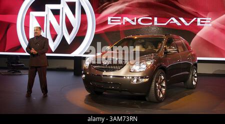 8 gennaio 2006 - Stati Uniti - General Motors Vice President Global Design ed Welburn presenta il concept Buick enclave, un SUV di lusso, al North American International Auto Show di Detroit, Michigan, domenica 8 gennaio 2006. (Tom Pidgeon/General Motors/KRT) (immagine di credito: © Tom Pidgeon/mct/ZUMAPRESS.com) Foto Stock